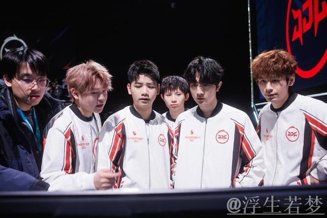 JDG官媒分享队员日常:陪兄弟们赏北京初雪 JDG官媒分享队员日常:陪兄弟们赏北京初雪